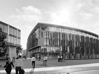 Moderne Bürogebäude mit Glasfassade und Menschen, die auf dem Gehweg gehen.