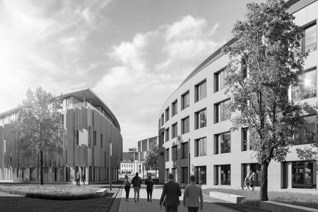 Menschen gehen auf einem Weg zwischen modernen Bürogebäuden mit großen Fenstern und Bäumen.